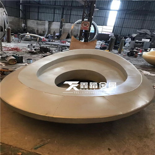 手工锻造异形不锈钢树池雕塑的制作艺术 融合技艺与景观之美